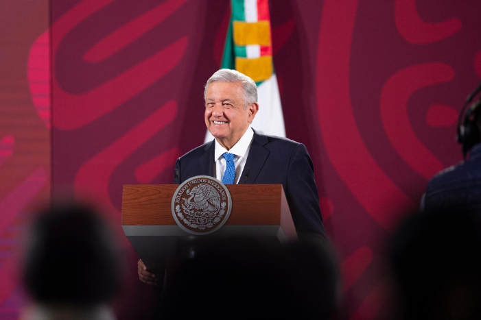 AMLO sonriendo durante conferencia sobre corrupción y ahorro para Bienestar